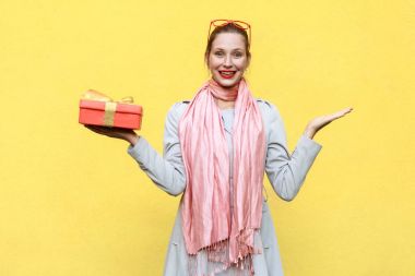 El taraf ve holding Noel kutu. Kameraya arayan kadın