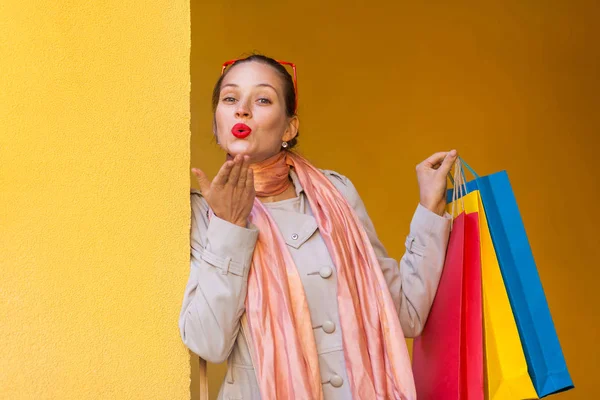 A mulher bonita com lábios vermelhos, envie o beijo para você e segure — Fotografia de Stock