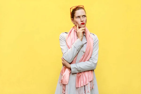 Chica de estilo bastante casual en abrigo y bufanda rosa, consiguió la idea de un —  Fotos de Stock