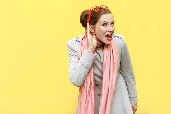 Non riesco a sentirti. Bella ragazza con la testa rossa. Studio girato, yello — Foto Stock