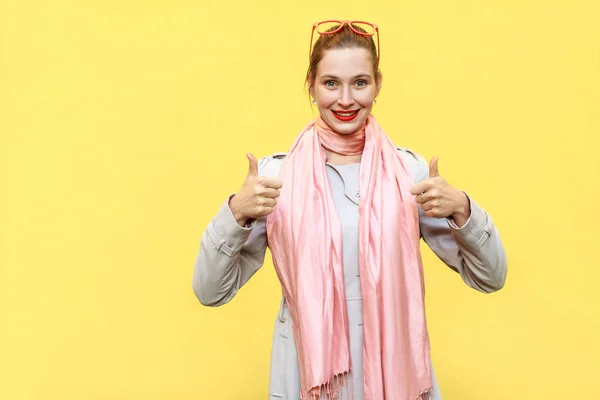 Wanita muda yang bahagia ceria menunjukkan jempol dan tersenyum. . — Stok Foto