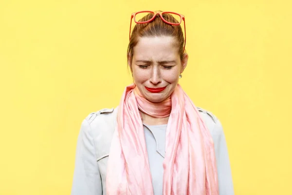 Cin ile mutsuz ve depresif genç beyaz kadın portresi — Stok fotoğraf