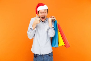 Yaşasın, işareti gibi. Kırmızı şapkalı adam Alışverişkoliğin birçok co holding