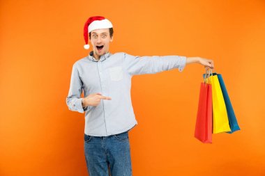 Hayretle genç yetişkin adam kameraya ile sürpriz yüz arıyorum.