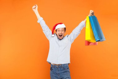 Heyecanlı adam ellerini, paketleri, çığlık veya Not ve looki holding