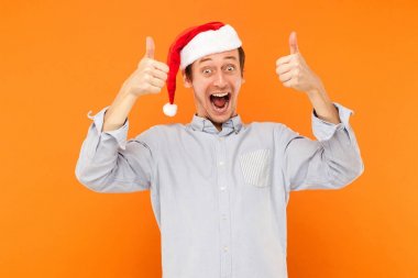 Yaşasın, işareti gibi gösterilen adam. Birçok renkli çanta aft holding