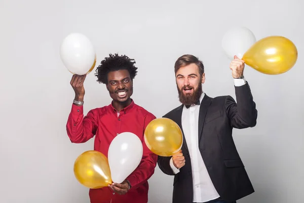 Amici della felicità che festeggiano il compleanno, tenendo oro e bianco a — Foto Stock