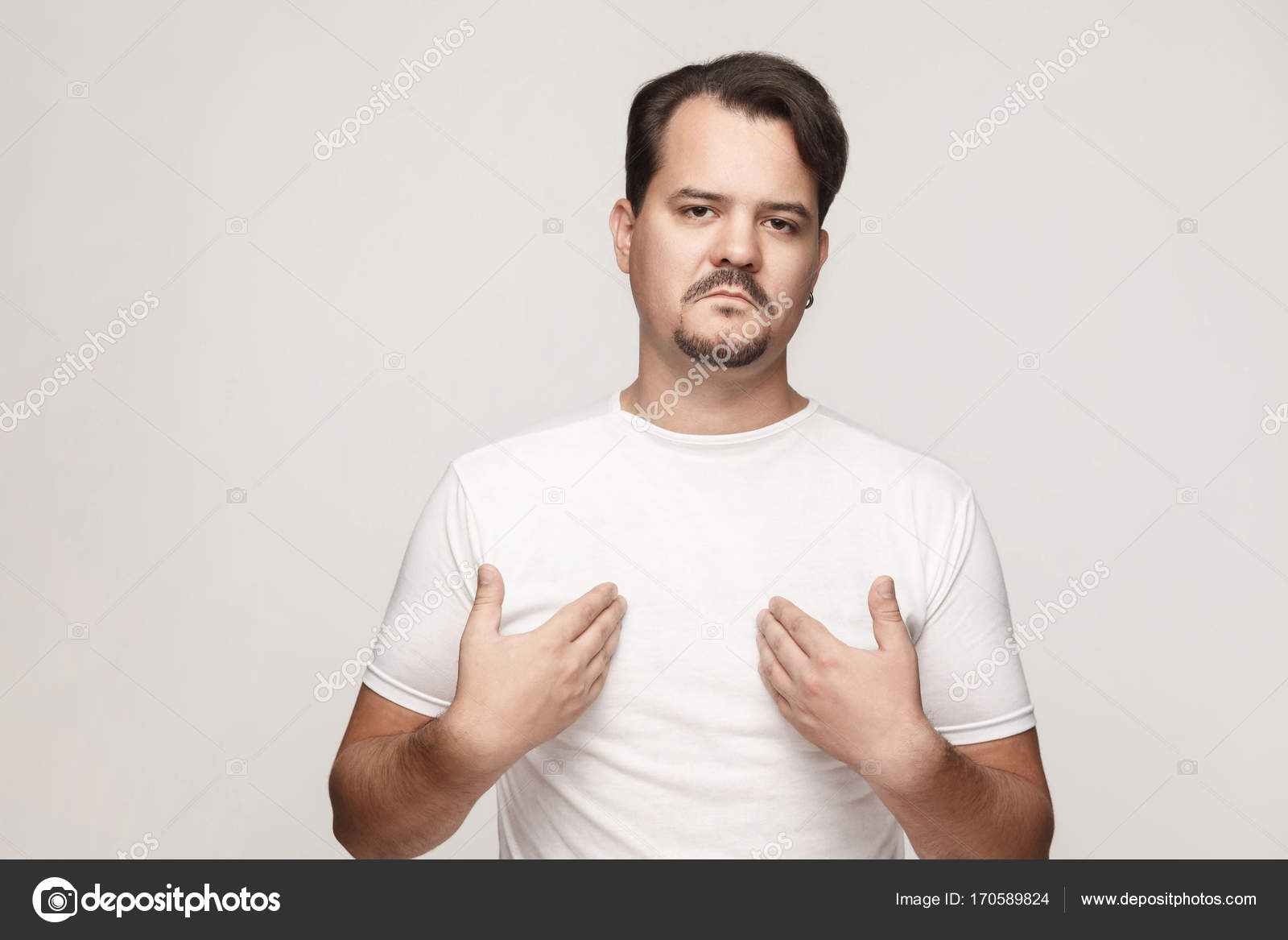 Arrogante y orgulloso hombre adulto apuntando las manos a sà mismo y ... Indkørsel inspiration