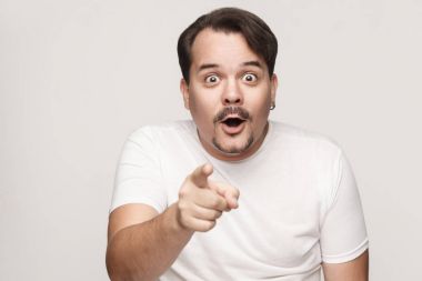 Yetişkin adam ağız yaygın, sürpriz açılış l şok