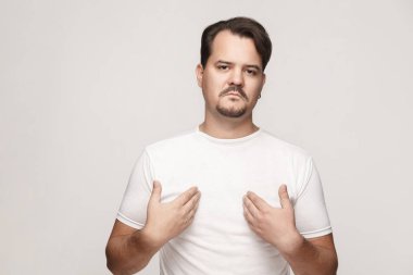 Kibirli ve gurur kendini ve seyir yetişkin adam işaret eden eller 