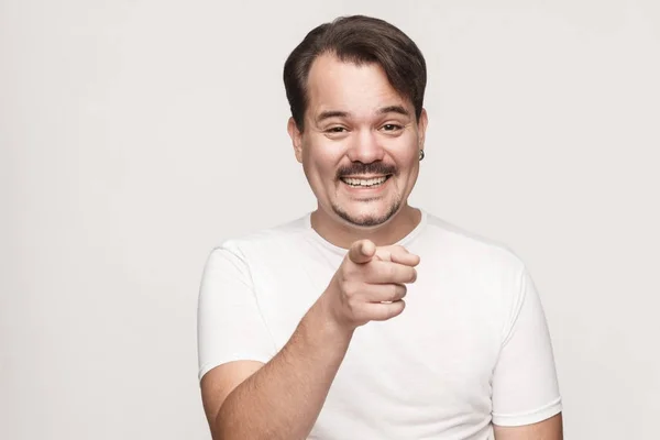 El hombre de la felicidad, vistiendo camiseta blanca, teniendo miradas de felicidad , —  Fotos de Stock