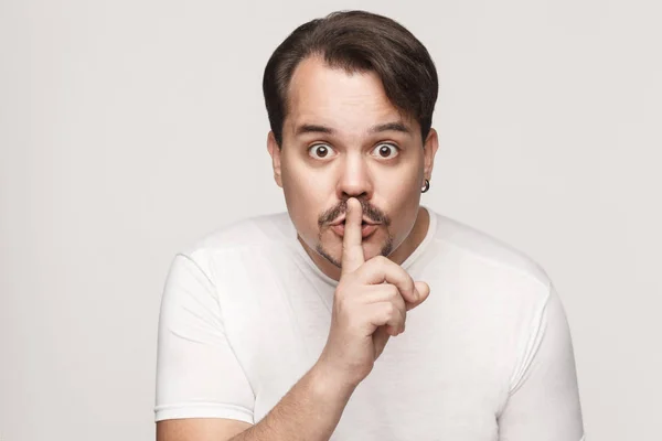 Shh sign. Man with big eyes looking at camera with silent sign. — Stock Photo, Image