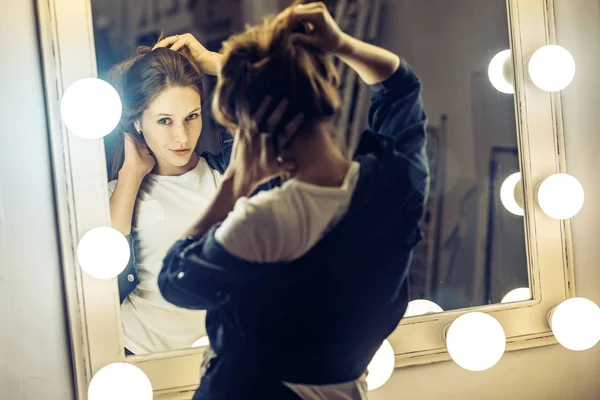 Schöne junge erwachsene Sommersprossen Frau Blick auf ihr Spiegelbild i — Stockfoto