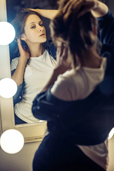 Retrato de mulher a olhar para o espelho. Menina sexy bonita fica — Fotografia de Stock
