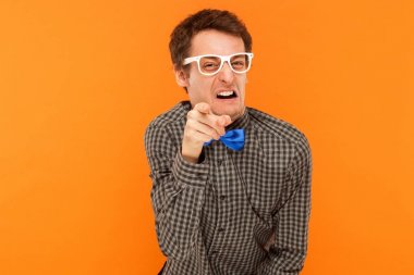 Kameraya bakarak ve kameraya parmakla kızgın adam.