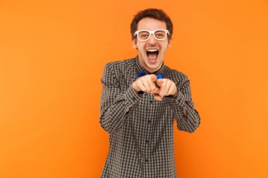 Kameraya bakarak ve camer parmakla mutluluk öğrenci