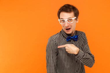 Adam kameraya bakarak ve co parmakla beyaz gözlük