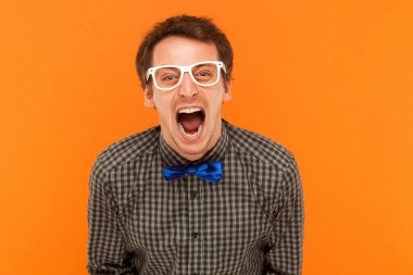 Vahşi kükreme! Adam kameraya çığlık