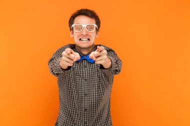 Katip işaret parmak kamera ve öfkeli seyir ifade