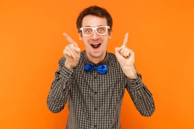 Hey, arıyorsunuz! Hayretle adam işaret parmak