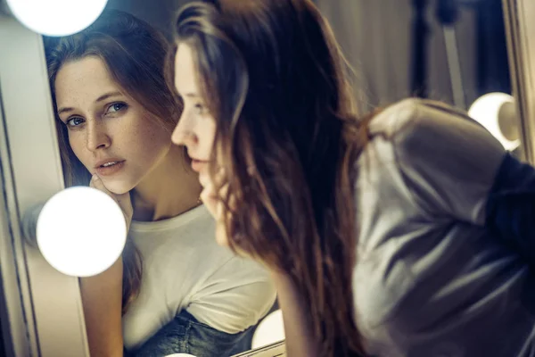 Sommersprossige Frau beim Blick in den Spiegel. schöne sexy Brünette steht — Stockfoto