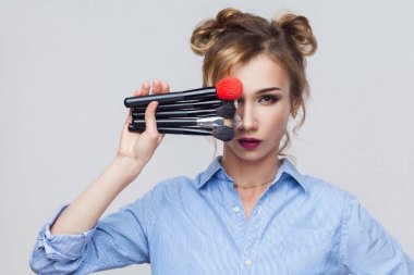 Vogue ve moda kavramı. Profesyonel makyaj sanatçı holding m