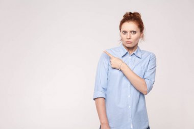 Kızıl saçlı kadın uzak duran gr üzerinde izole işaret korkuttu