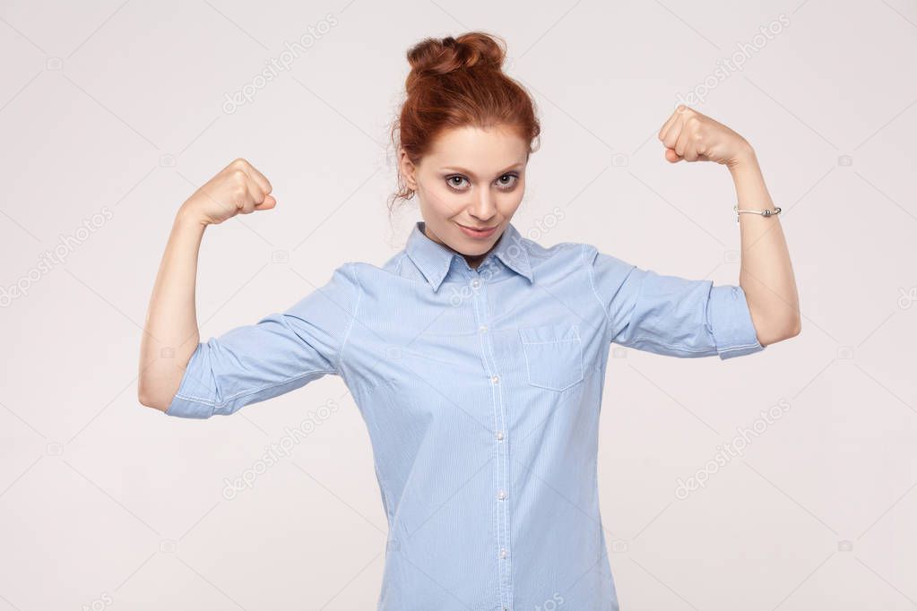 Beautifulwoman posin looks like bodybuilder, showing biceps, loo