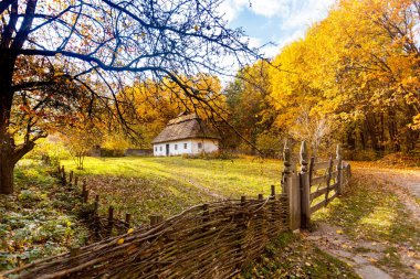 Geleneksel eski ethno house. Sonbahar, Güz konsepti. Fotoğraf Park
