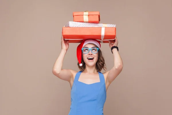 Glückliche Frau hält Geschenkbox im Kopf und lächelt — Stockfoto