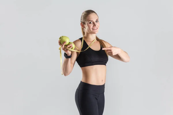 Mujer sosteniendo manzanas —  Fotos de Stock