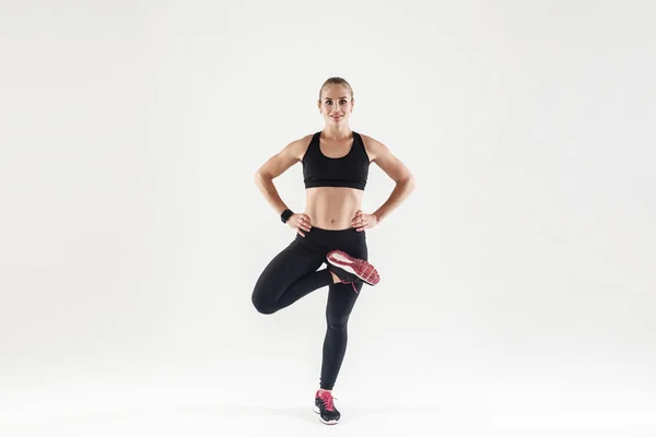Kvinnan gör leg stretching motion — Stockfoto