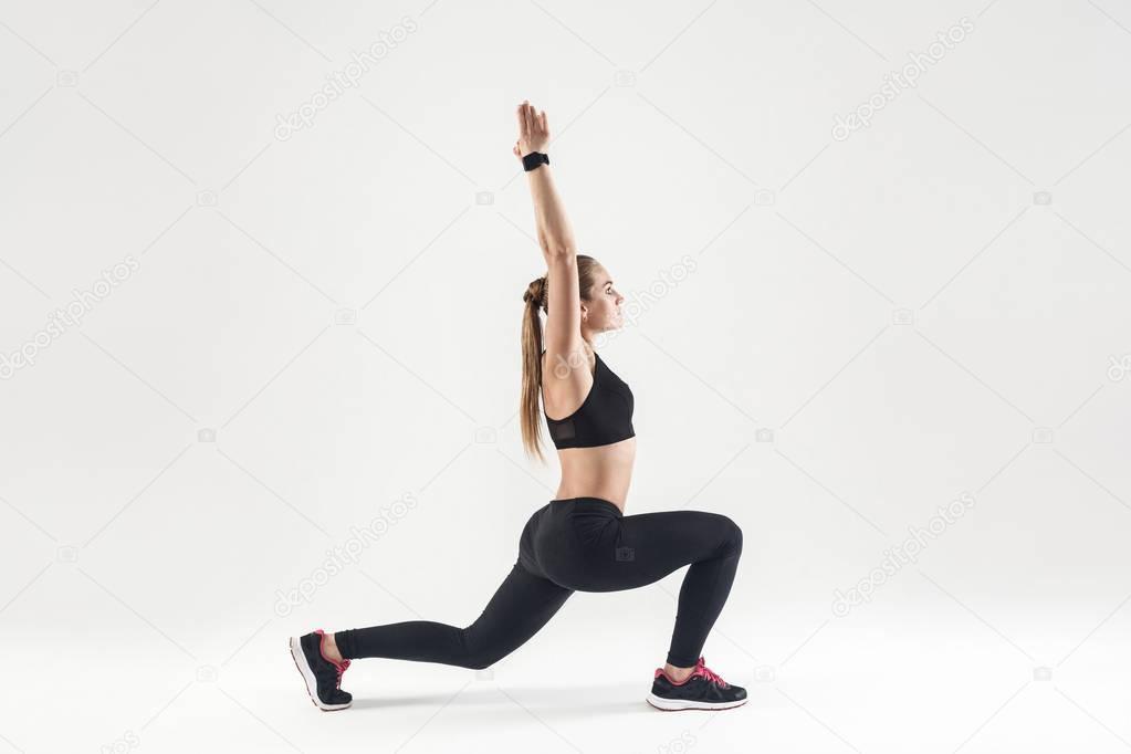 woman doing crescent lunge