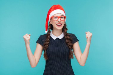 santa şapka tezahürat içinde kadın 