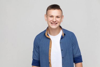 Genç adam gösteren duygular