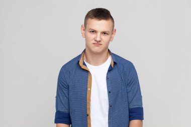 Genç adam gösteren duygular