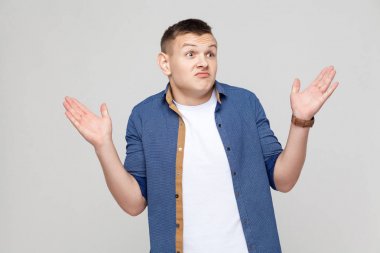 Genç adam gösteren duygular