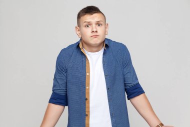 Genç adam gösteren duygular