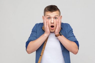 Genç adam gösteren duygular