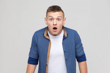 Genç adam gösteren duygular