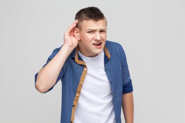 Genç adam gösteren duygular