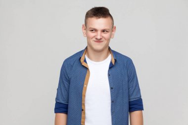 Genç adam gösteren duygular