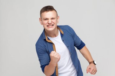 Genç adam gösteren duygular