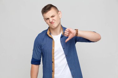 Genç adam gösteren duygular