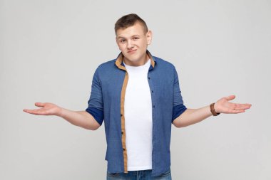 Genç adam gösteren duygular