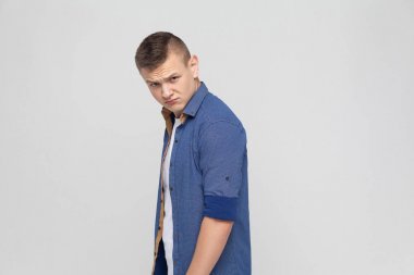 Genç adam gösteren duygular