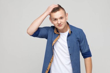 Genç adam gösteren duygular