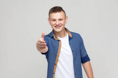 Genç adam gösteren duygular