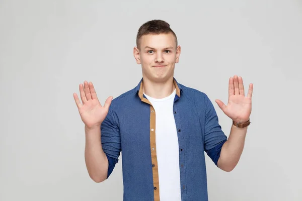 Joven mostrando emociones — Foto de Stock