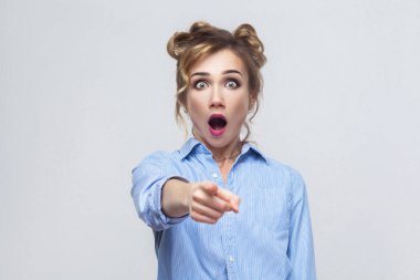 Sarışın kadın gösteren jest